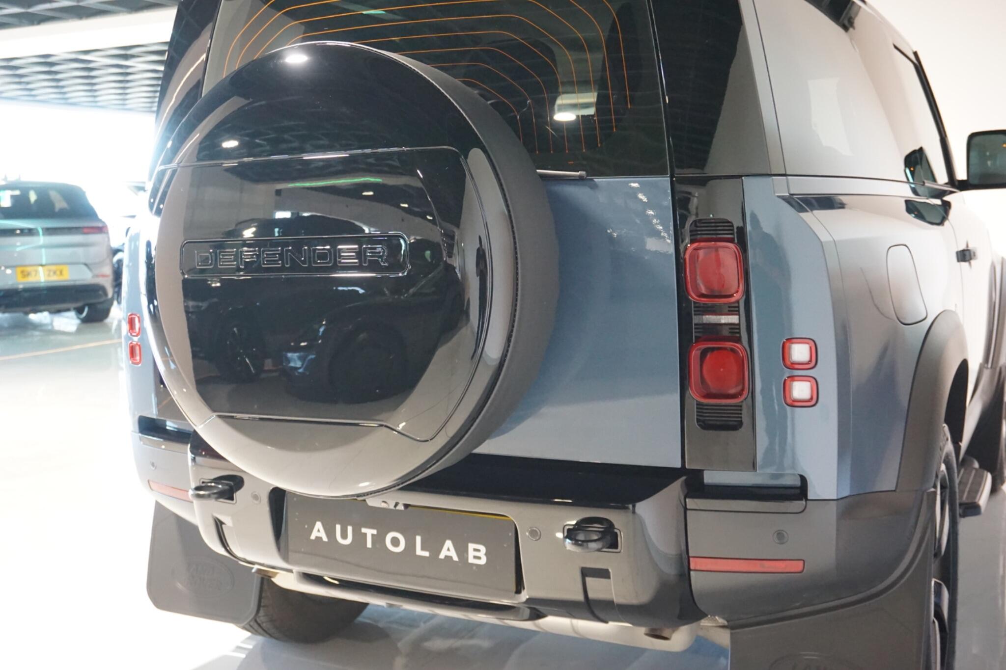 Land Rover Defender 90 2.0 P300 SE SUV 3dr Petrol Auto 4WD Euro 6 (s/s) (300 ps)